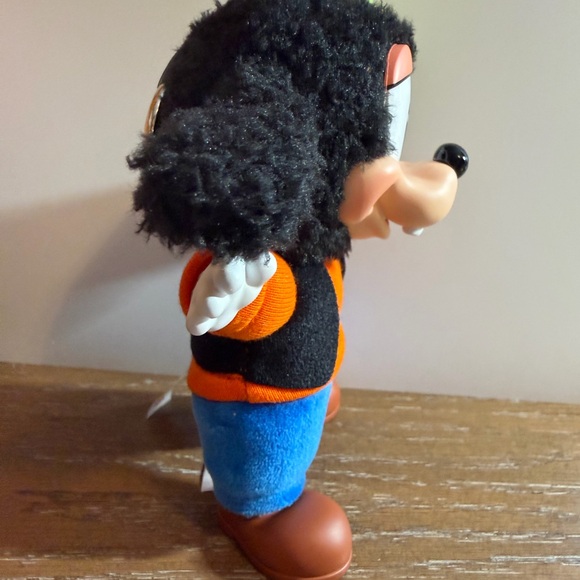 Pop Mart Disney - Goofy Plush Keychain - Picture 2 of 9